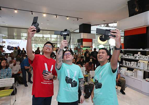 Canon R50 V dan PowerShot V1 Inovasi Kamera Video-Sentris untuk Kreator Konten Modern